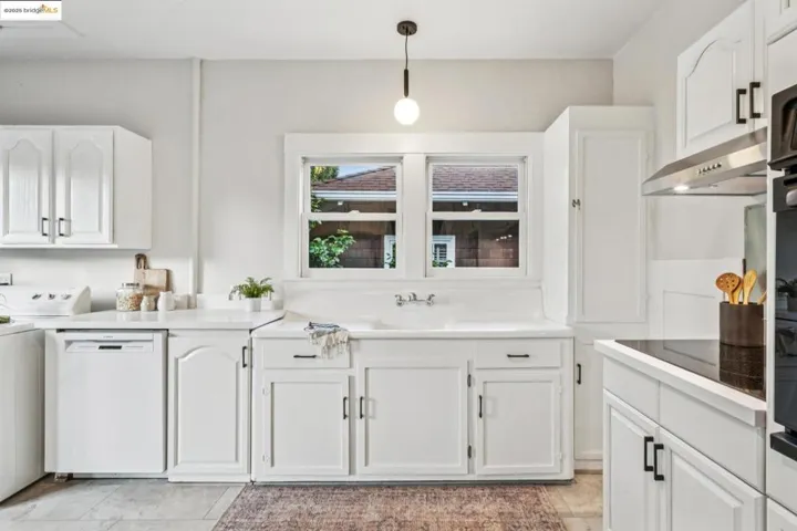 4117 Gilbert St, Oakland, California 94611