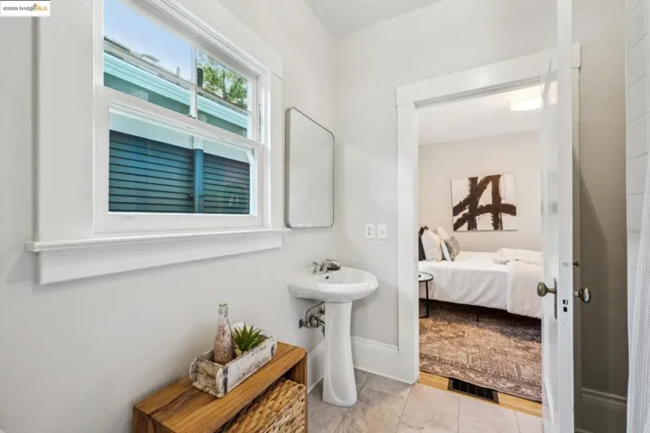 4117 Gilbert St, Oakland, California 94611