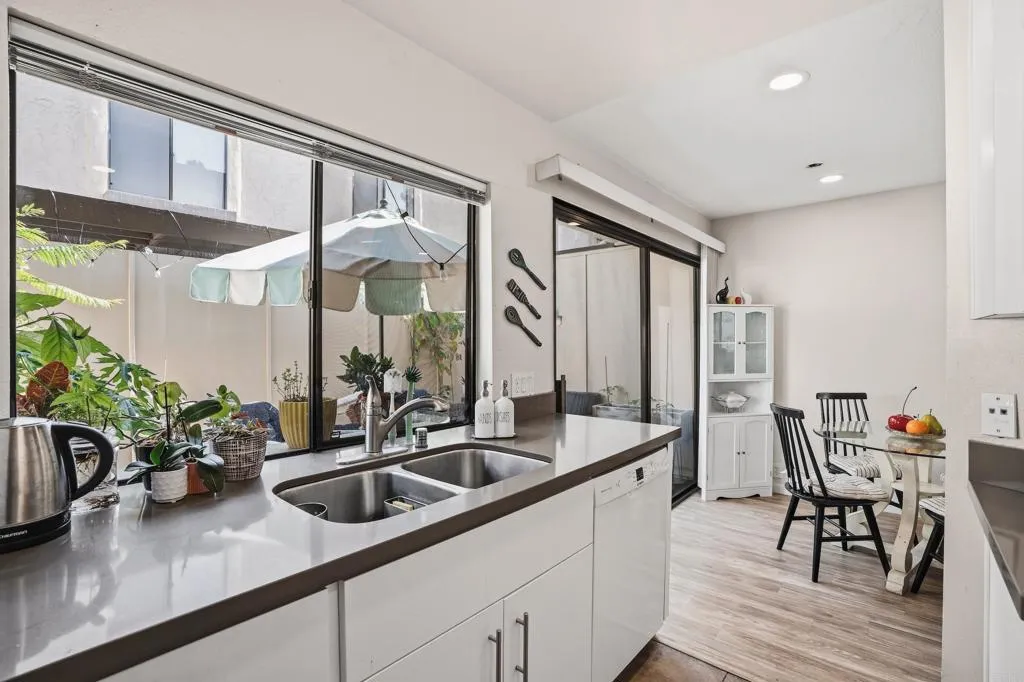 8435 Via Mallorca 92, La Jolla, California 92037 home-pic-8