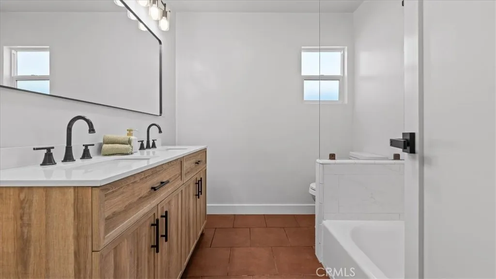 715 W 104th, Los Angeles, California 90044 home-pic-9
