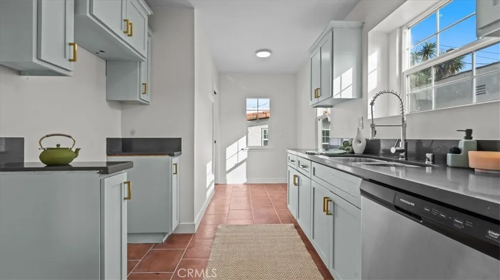 715 W 104th, Los Angeles, California 90044 home-pic-6