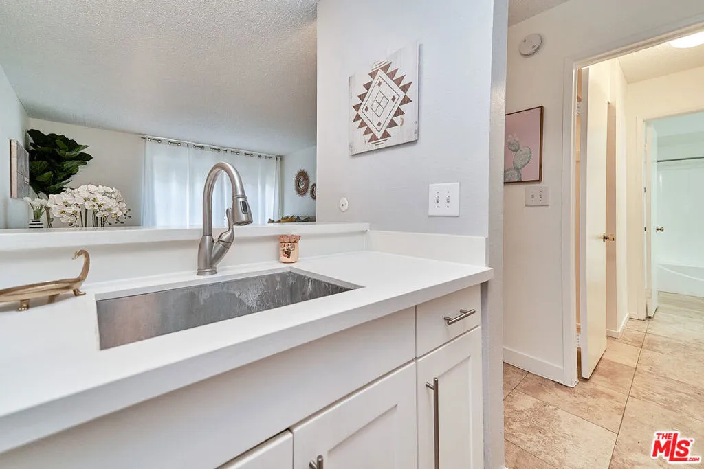 320 S Ardmore Avenue 120, Los Angeles, California 90020 home-pic-11