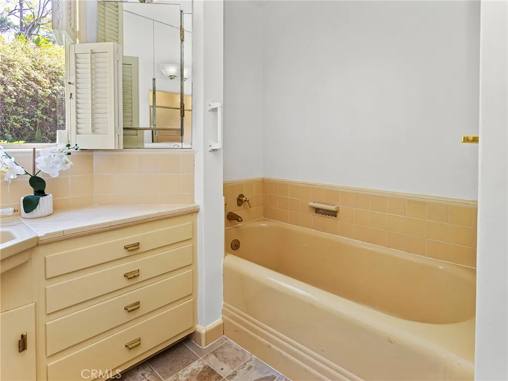 1620 Melwood Drive, Glendale, California 91207 home-pic-25
