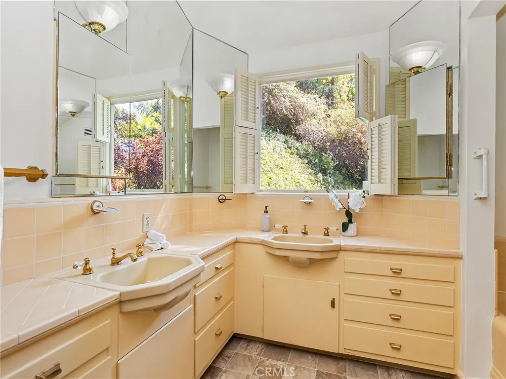 1620 Melwood Drive, Glendale, California 91207 home-pic-24