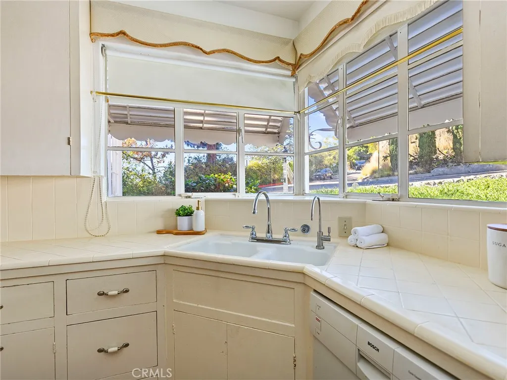 1620 Melwood Drive, Glendale, California 91207 home-pic-8