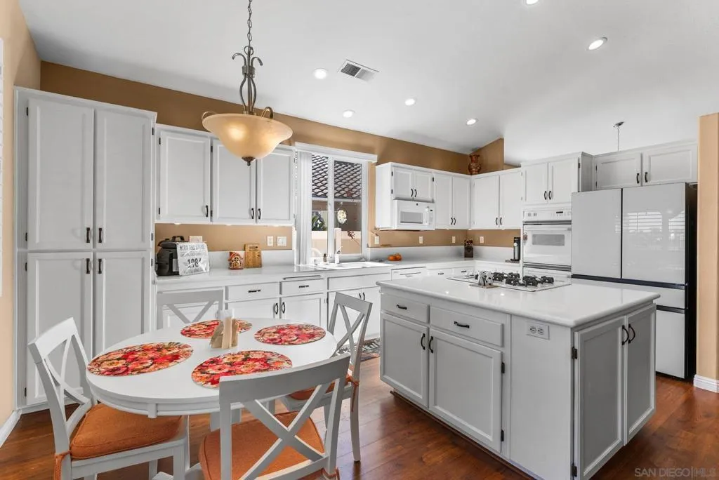 40222 Colony Dr, Murrieta, California 92562 home-pic-12