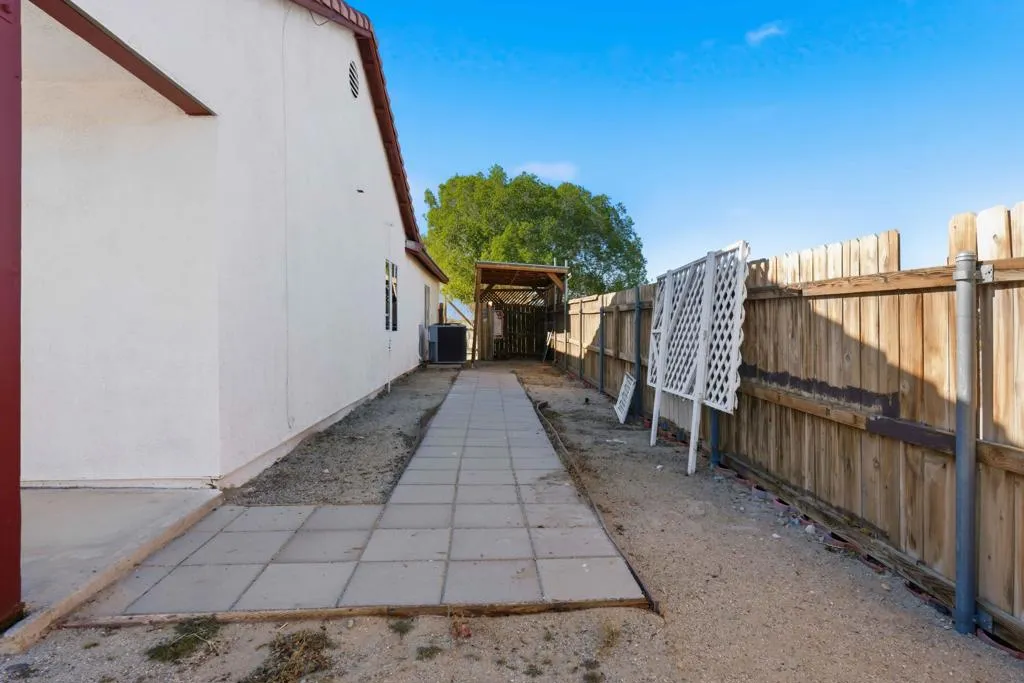 2352 Shore Isle Avenue, Thermal, California 92274 home-pic-38
