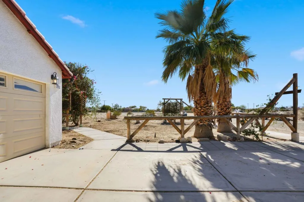 2352 Shore Isle Avenue, Thermal, California 92274 home-pic-2