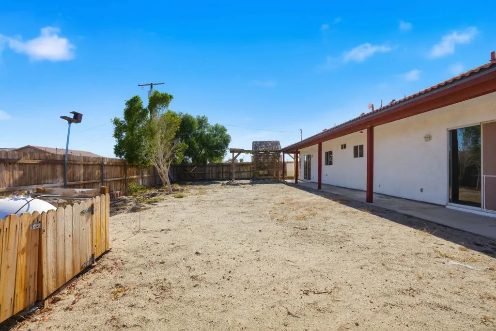 2352 Shore Isle Avenue, Thermal, California 92274 home-pic-37