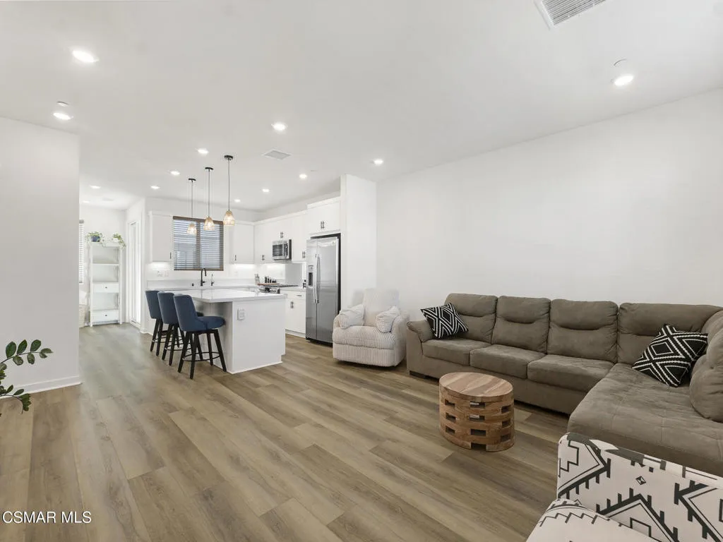 27065 Tanager Lane, Valencia, California 91381 home-pic-2