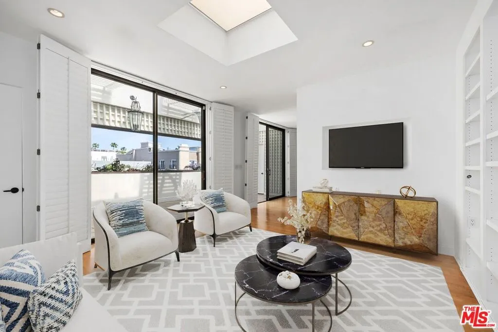 455 N Oakhurst Drive 3, Beverly Hills, California 90210 home-pic-18