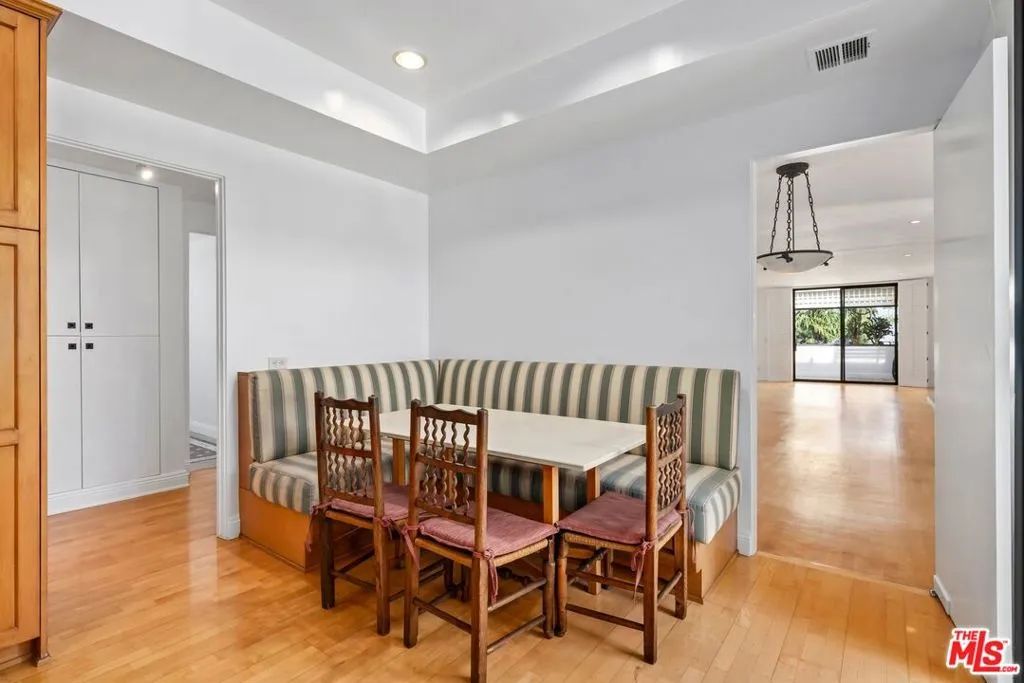 455 N Oakhurst Drive 3, Beverly Hills, California 90210 home-pic-2