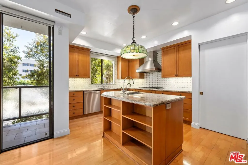 455 N Oakhurst Drive 3, Beverly Hills, California 90210 home-pic-4