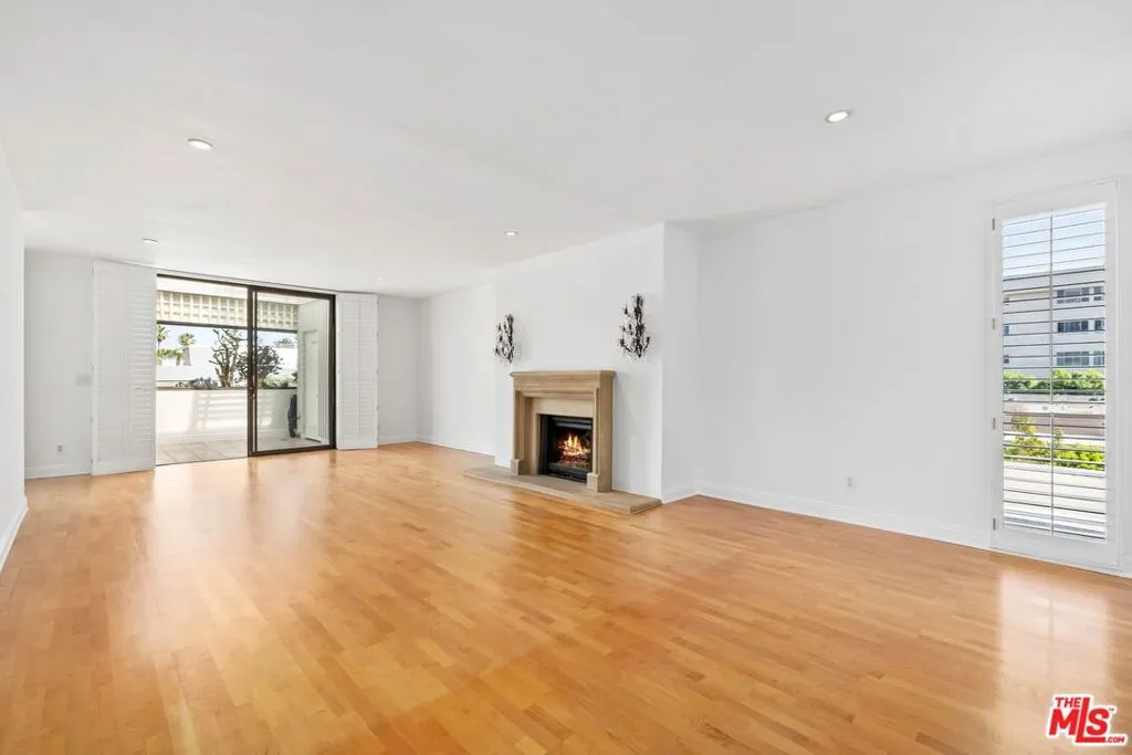 455 N Oakhurst Drive 3, Beverly Hills, California 90210 home-pic-8