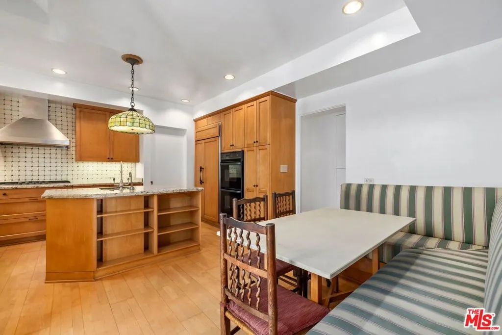 455 N Oakhurst Drive 3, Beverly Hills, California 90210 home-pic-1