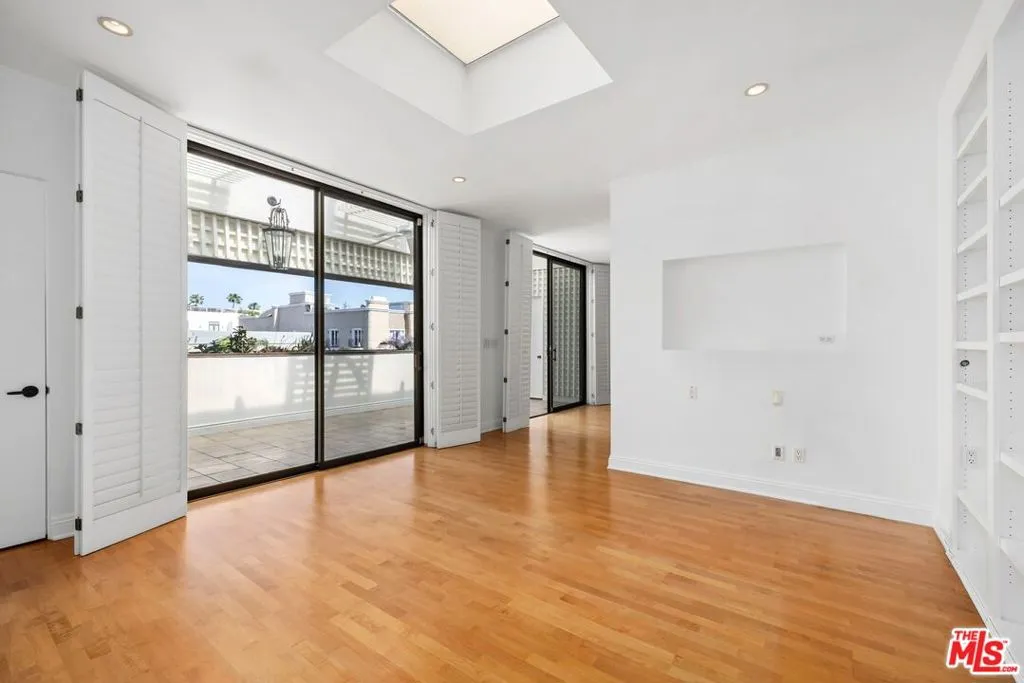 455 N Oakhurst Drive 3, Beverly Hills, California 90210 home-pic-19