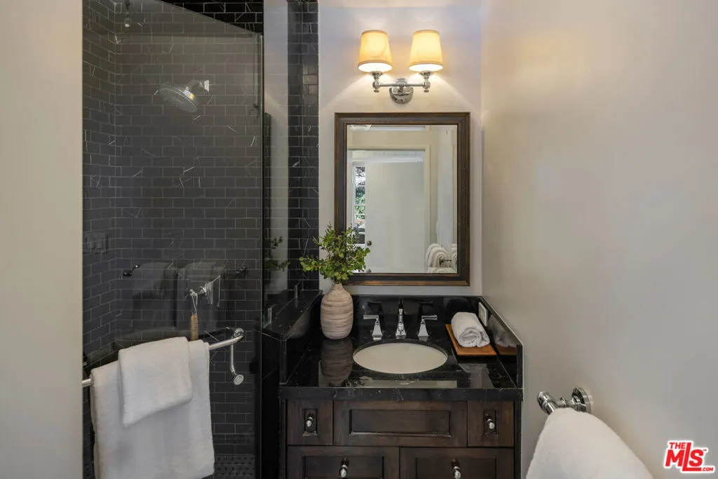 516 Hanley Place, Los Angeles, California 90049 home-pic-22