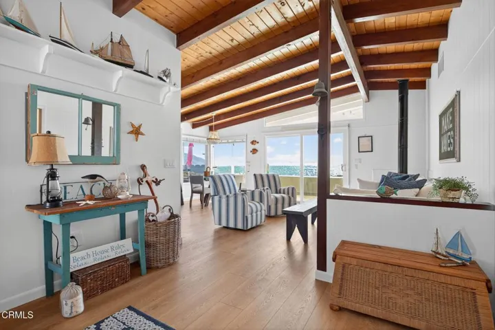 Living Room / Entry