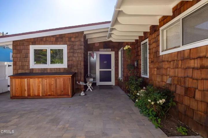 Front Exterior/Courtyard