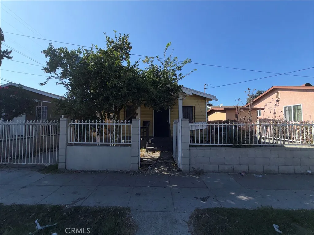 8511 Maie, Los Angeles, California 90001 home-pic-1
