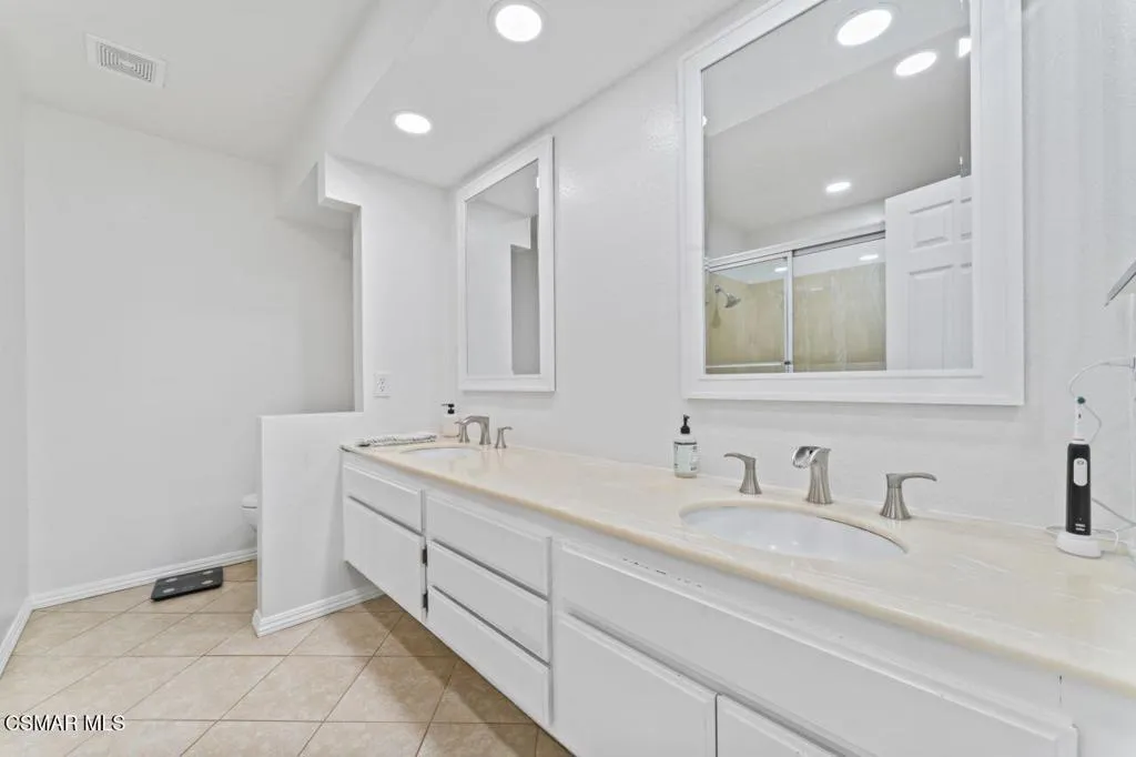 559 Racquet Club Lane, Thousand Oaks, California 91360 home-pic-17