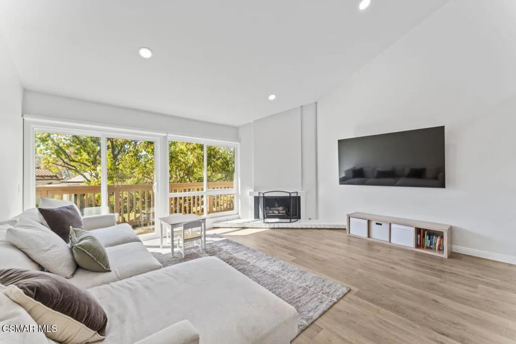 559 Racquet Club Lane, Thousand Oaks, California 91360 home-pic-2