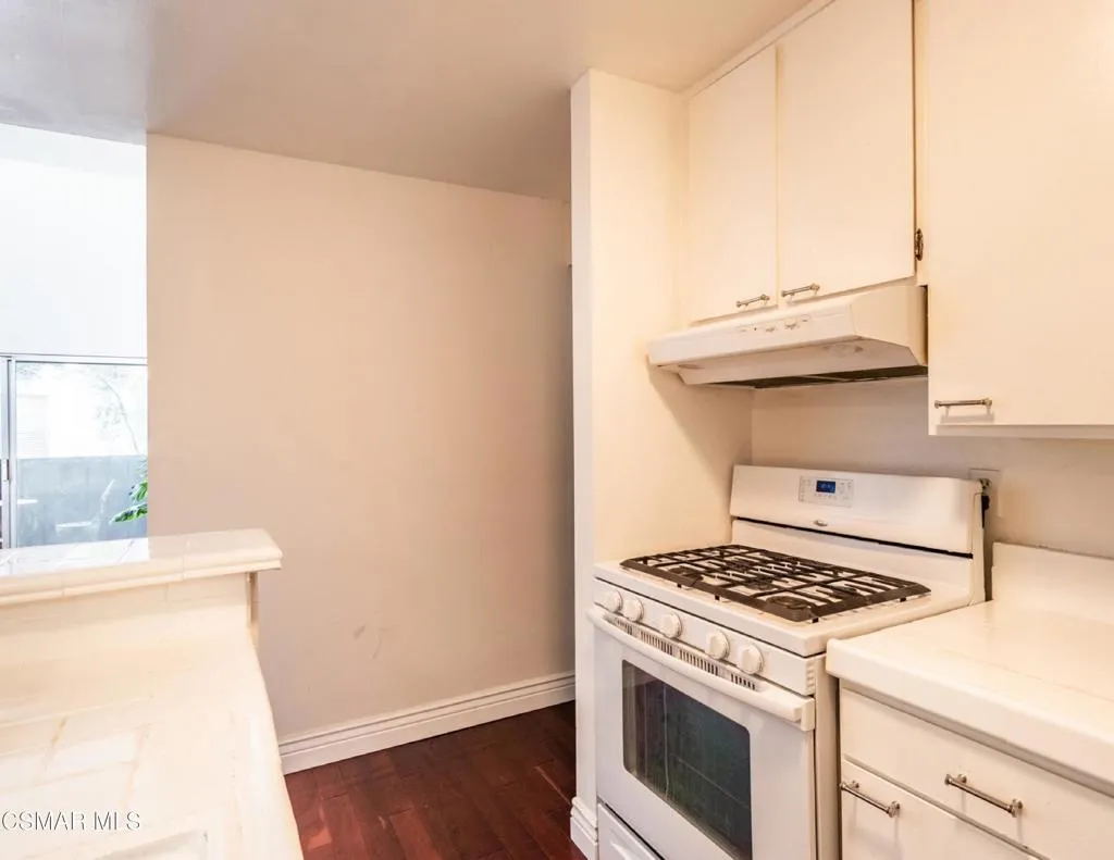 18645 Hatteras Street 237, Tarzana, California 91356 home-pic-15