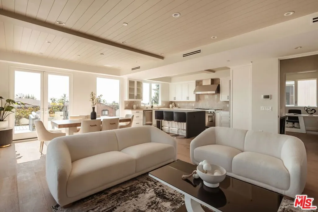 10725 Ashton Avenue 301, Los Angeles, California 90024 home-pic-0