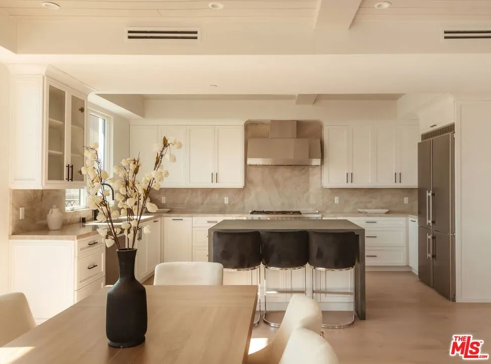 10725 Ashton Avenue 301, Los Angeles, California 90024 home-pic-16