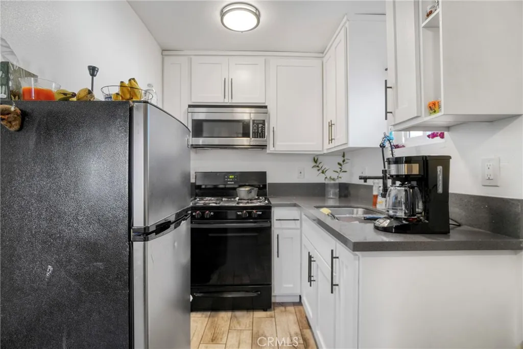 919 919 1/2 W 49th, Los Angeles, California 90037 home-pic-11