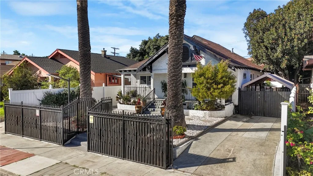 919 919 1/2 W 49th, Los Angeles, California 90037 home-pic-2