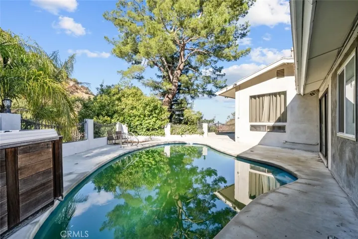 3277 Longridge Terrace, Sherman Oaks, California 91423