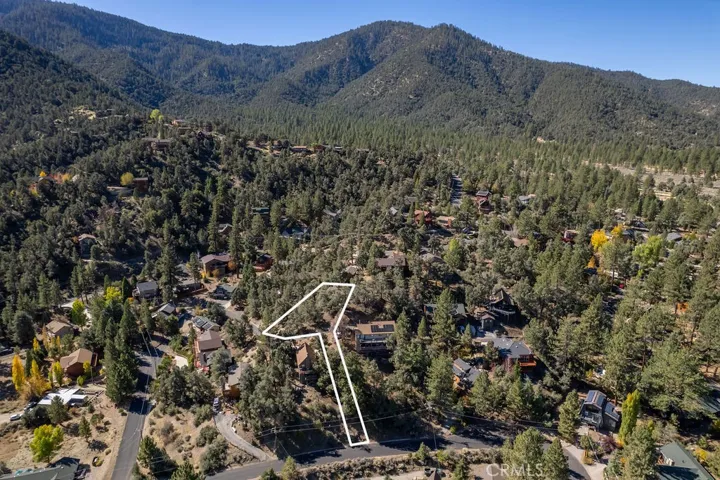 Lot lines are approximate. Only land surveyors can determine lot boundaries. Oakwood is in the lower part of the frame. Tyndall is barely visible in this shot.