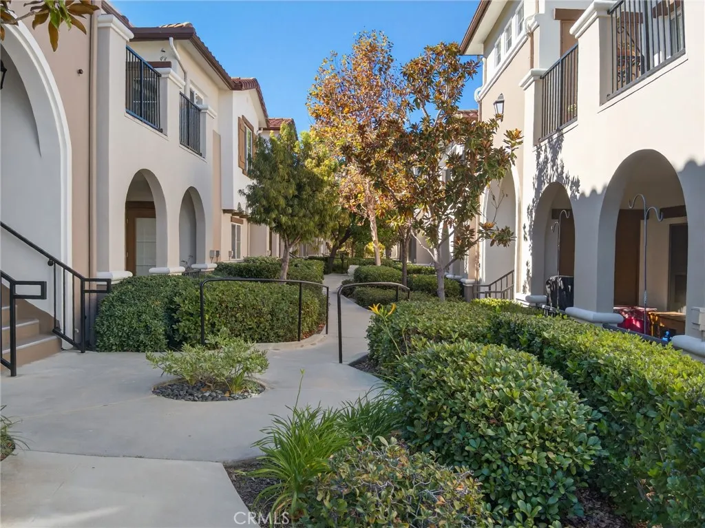 453 Country Club Drive 103, Simi Valley, California 93065 home-pic-26