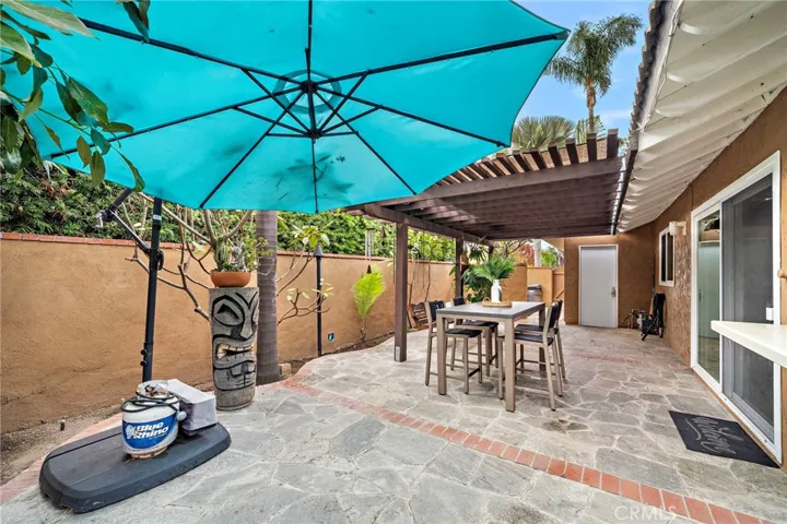 Covered patio off dining/kitchen perfect for entertaining