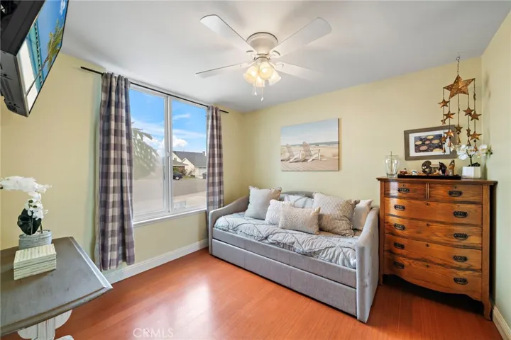 Secondary bedroom 2 with ceiling fan