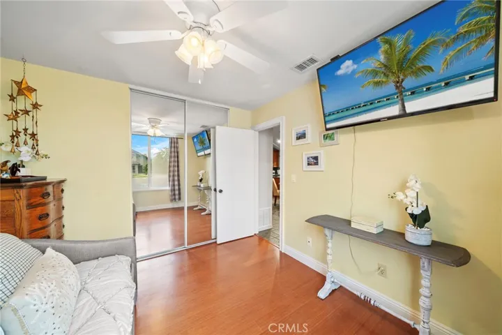 Secondary bedroom 2 with mirrored wardrobe