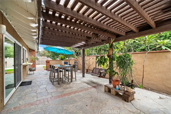 Covered patio off dining/kitchen perfect for entertaining