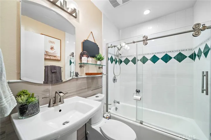 Remodeled hall bathroom with shower/tub combo