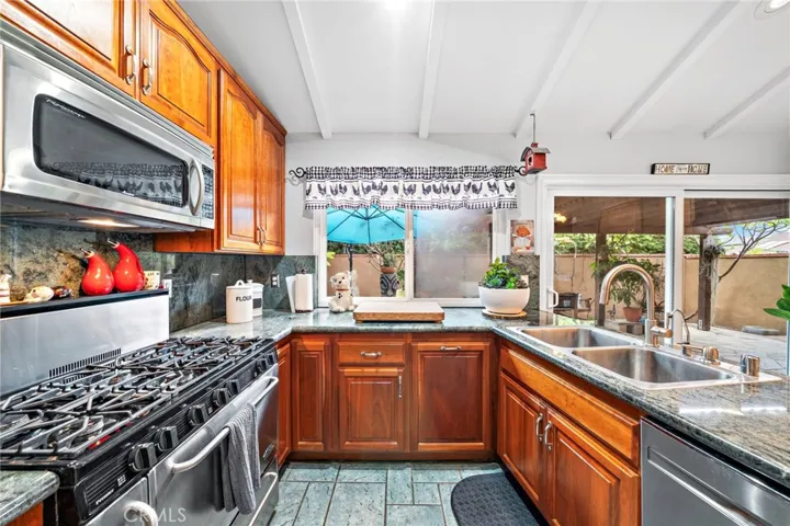 Granite countertops, a 6-burner gas range