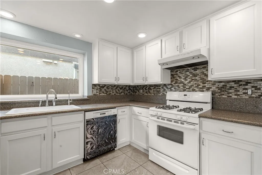 881 S Lamarr Street, Rialto, California 92376 home-pic-14