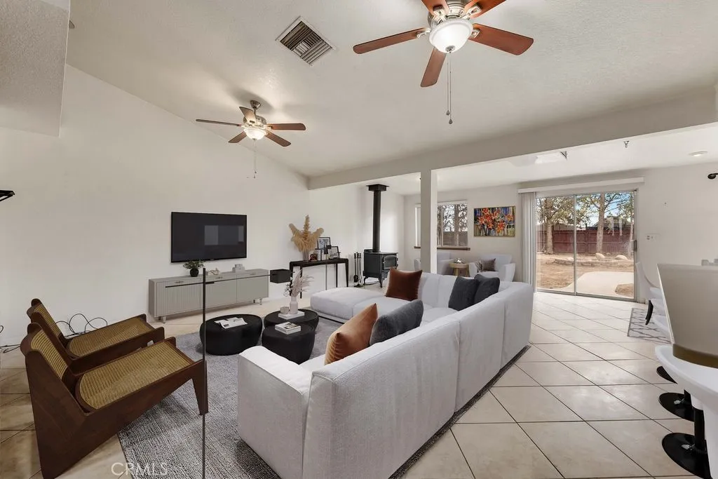 6818 W Avenue A2, Lancaster, California 93536 home-pic-6