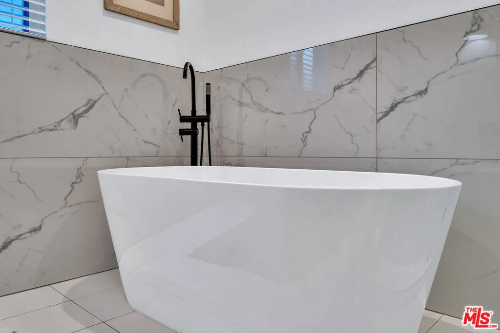 7832 Croydon Avenue, Los Angeles, California 90045 home-pic-16