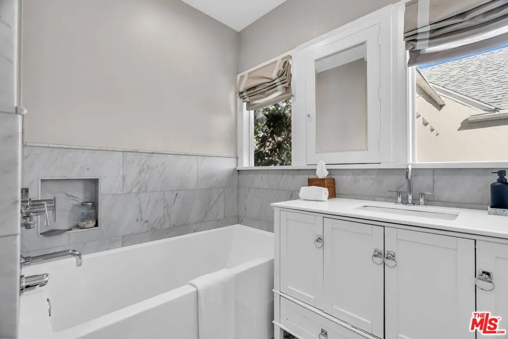 911 S Victoria Avenue, Los Angeles, California 90019 home-pic-37