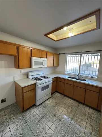 8505 Robinia, Fontana, California 92335