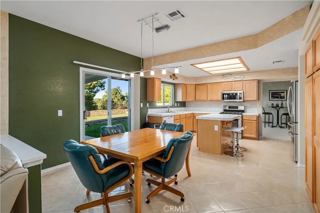 7273 Ojai Drive, Palmdale, California 93551 home-pic-18