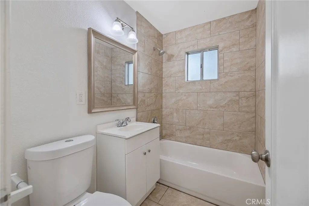 1138 W Lansing Way, Fresno, California 93705 home-pic-16