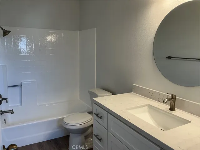 Secondary Bathroom (up)