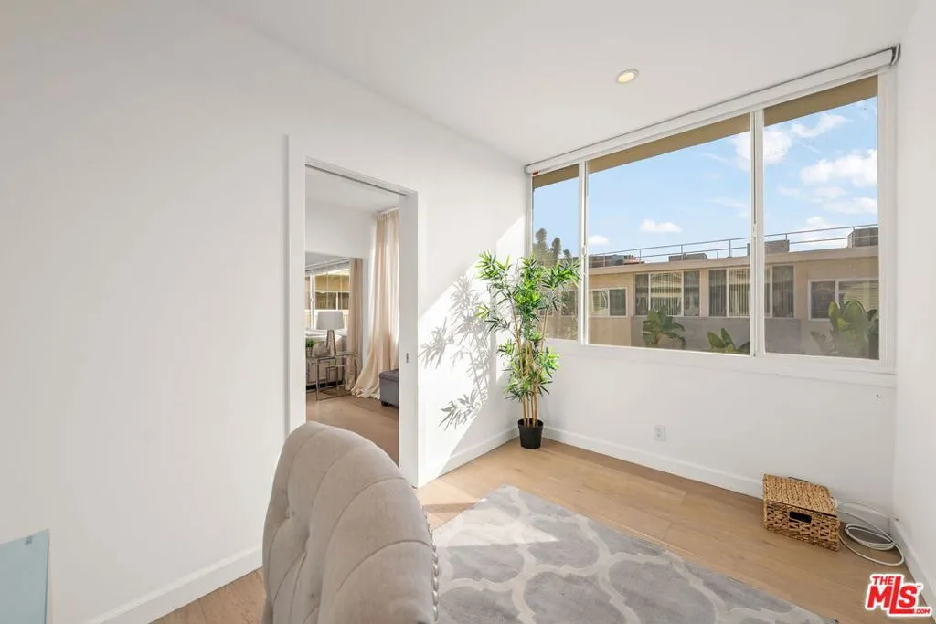 1525 N Hayworth Avenue 302, Los Angeles, California 90046 home-pic-10