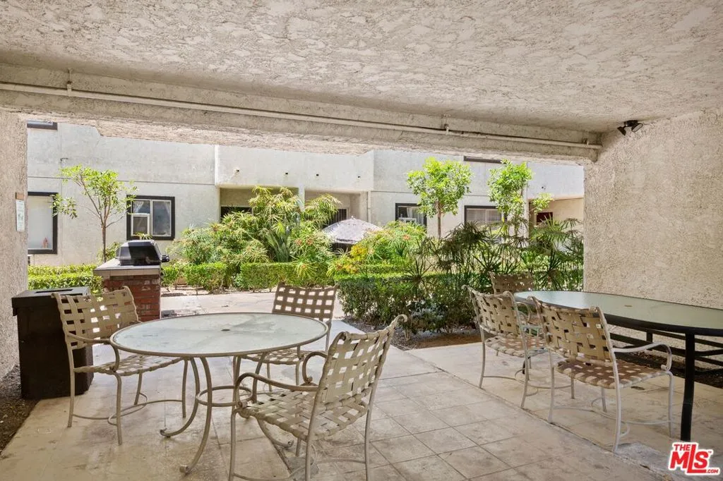 18530 Hatteras Street 115, Tarzana, California 91356 home-pic-14